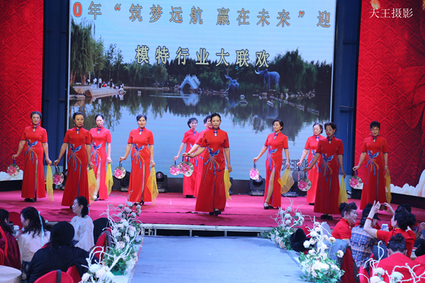 邯鄲市模特行業(yè)協(xié)會2020“筑夢遠航 贏在未來”迎新年大型聯(lián)歡會  秋之韻模特隊演出視頻