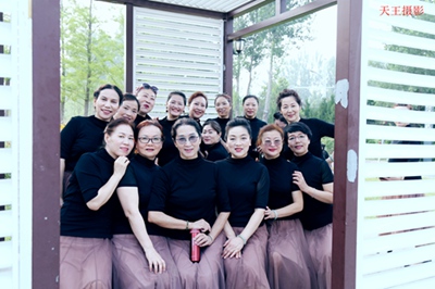 慶祝中國共產(chǎn)黨建黨100周年，羅蘭四姐妹隊在植物園舉辦獻愛心聯(lián)歡活動
